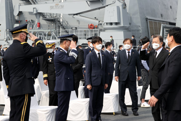 한미연합사령관 경례 받는 문 대통령