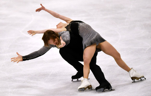 25일(현지시간) 스웨덴 스톡홀름 에릭슨 글로브에서 열린 2021 국제빙상경기연맹(ISU) 피겨스케이팅 세계선수권대회 페어 부문에 참가한 선수들이 프리스케이팅 연기를 펼치고 있다. AP 연합뉴스