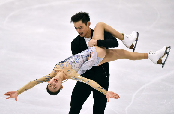 25일(현지시간) 스웨덴 스톡홀름 에릭슨 글로브에서 열린 2021 국제빙상경기연맹(ISU) 피겨스케이팅 세계선수권대회 페어 부문에 참가한 선수들이 프리스케이팅 연기를 펼치고 있다. AP 연합뉴스