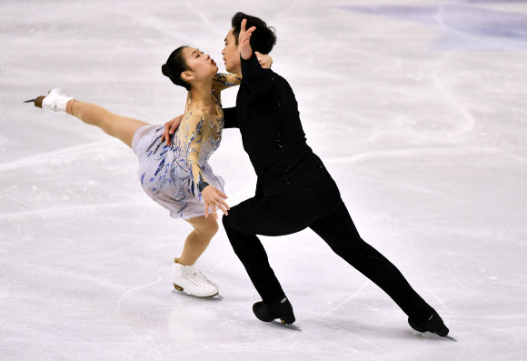 25일(현지시간) 스웨덴 스톡홀름 에릭슨 글로브에서 열린 2021 국제빙상경기연맹(ISU) 피겨스케이팅 세계선수권대회 페어 부문에 참가한 선수들이 프리스케이팅 연기를 펼치고 있다. AP 연합뉴스