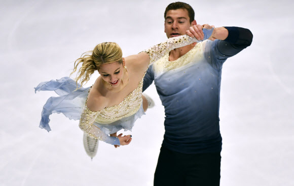 25일(현지시간) 스웨덴 스톡홀름 에릭슨 글로브에서 열린 2021 국제빙상경기연맹(ISU) 피겨스케이팅 세계선수권대회 페어 부문에 참가한 선수들이 프리스케이팅 연기를 펼치고 있다. AP 연합뉴스