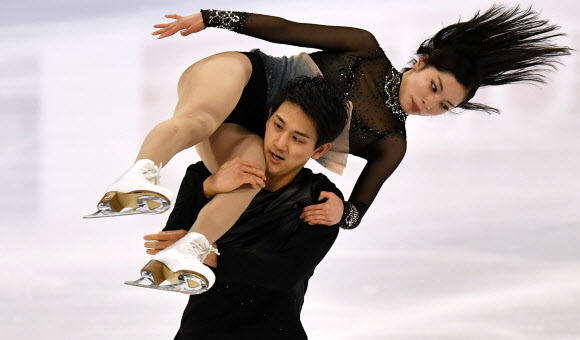 25일(현지시간) 스웨덴 스톡홀름 에릭슨 글로브에서 열린 2021 국제빙상경기연맹(ISU) 피겨스케이팅 세계선수권대회 페어 부문에 참가한 선수들이 프리스케이팅 연기를 펼치고 있다. AP 연합뉴스