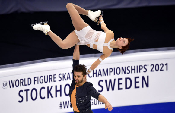 25일(현지시간) 스웨덴 스톡홀름 에릭슨 글로브에서 열린 2021 국제빙상경기연맹(ISU) 피겨스케이팅 세계선수권대회 페어 부문에 참가한 선수들이 프리스케이팅 연기를 펼치고 있다. AP 연합뉴스