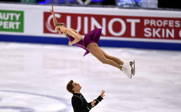 25일(현지시간) 스웨덴 스톡홀름 에릭슨 글로브에서 열린 2021 국제빙상경기연맹(ISU) 피겨스케이팅 세계선수권대회 페어 부문에 참가한 선수들이 프리스케이팅 연기를 펼치고 있다. AP 연합뉴스