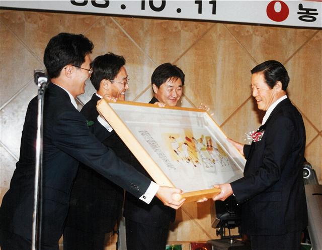 1996년 10월 11일 서울 동작구 신대방동 농심 사옥 준공 기념식에서 신춘호(오른쪽부터) 농심그룹 회장이 신동원 농심 부회장, 신동윤 율촌화학 부회장, 신동익 메가마트 부회장 3형제로부터 장수의 상징인 학을 소재로 한 미술 작품을 선물 받고 있다. 이날 30년 만에 지은 새 사옥에 농심 주요 계열사가 입주했다.