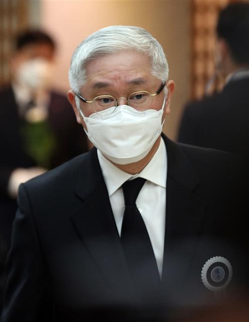 故 신춘호 회장 빈소 찾은 서경배 회장