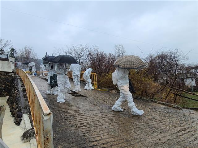 강화 폐분교 숨어 있다가 이송되는 확진자들