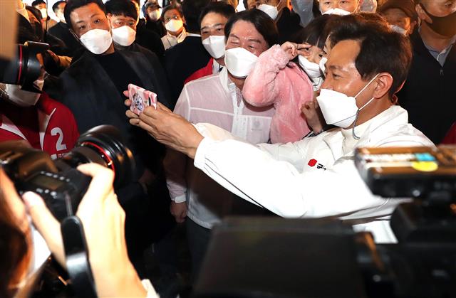 아이와 기념사진 찍는 오세훈.안철수