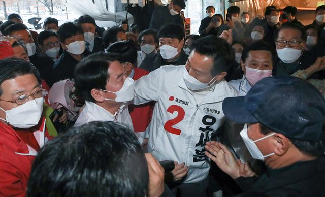 마주보고 미소 짓는 오세훈.안철수