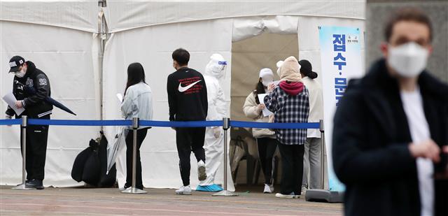 확진자 5명 발생에 검사 받는 서강대 학생들