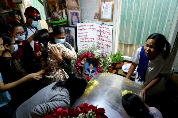 28일 미얀마 만달레이에서 시위 도중 숨진 코 윈 마웅의 장례식이 거행돼 슬픔을 못 이긴 이들이 오열하고 있다. 만달레이 로이터 연합뉴스 