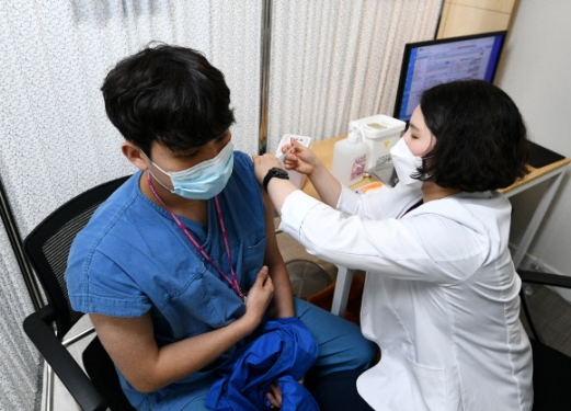 코로나19 환자를 치료하는 의료기관의 한 종사자가 백신을 맞고 있다.  연합뉴스 자료사진