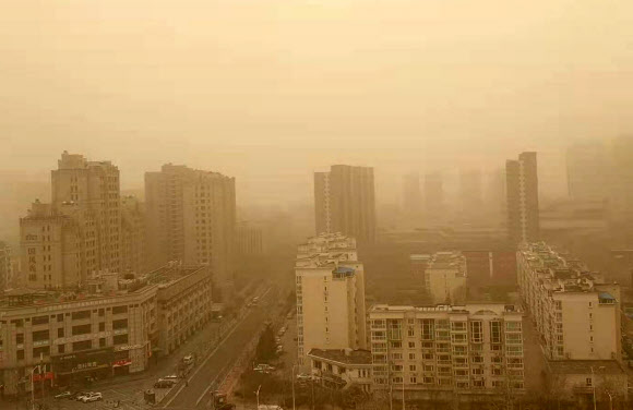 ‘누런 하늘에 푸른 태양’…중국 베이징 또 황사 기승