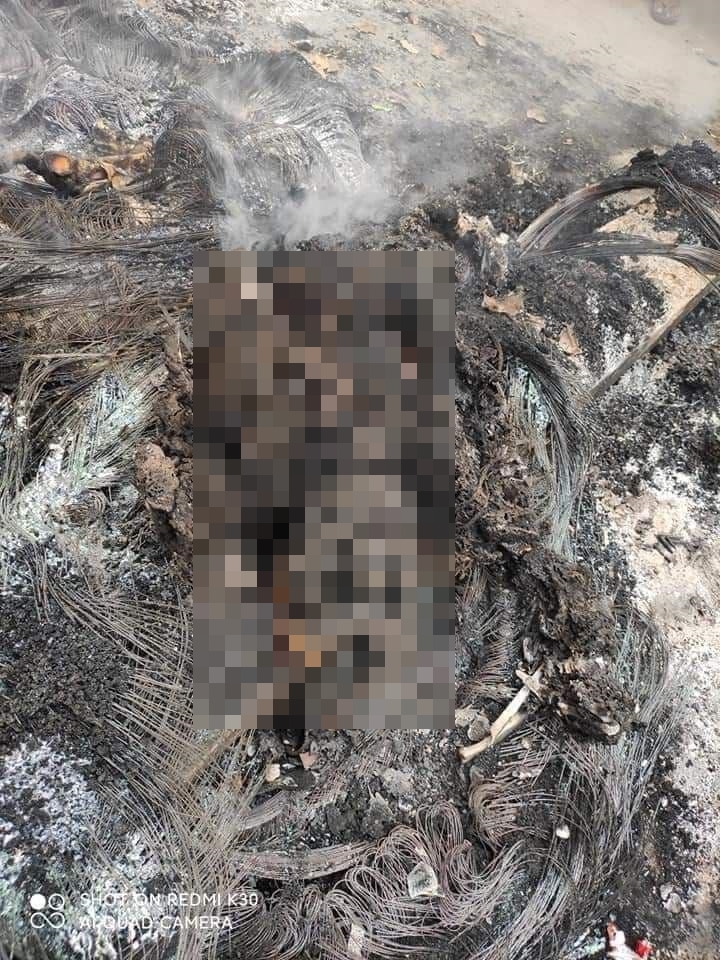 지난 27일(현지시간) 미얀마 제2도시 만달레이에서 군경의 총에 맞아 체포된 뒤 산 채로 불에 던져져 사망한 주민 아이 코(40)씨의 시신.  미얀마 나우 제공