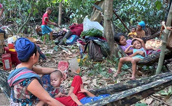 미얀마 군부가 민간인에 대해 무차별 폭력을 행사하는 가운데 28일(현지시간) 시민들이 숲에 피신해 있다. AP