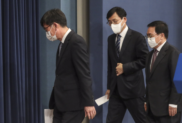 문재인 대통령이 29일 김상조 청와대 정책실장 후임으로 이호승 청와대 경제수석을 임명했다. 이날 인사를 마친 김 전 실장이 청와대 춘추관 브리핑룸을 나서고 있다. 2021. 3. 29 도준석 기자 pado@seoul.co.kr