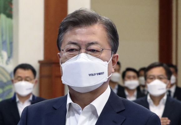 ‘부동산 부패 청산’을 위한 제7차 반부패정책협의회가 29일 청와대에서 열렸다. ‘부동산 부패청산’ 문구가 적힌 마스크를 쓴 문재인 대통령을 비롯한 참석자들이 국민의례를 하고 있다. 2021. 3. 29 도준석 기자 pado@seoul.co.kr