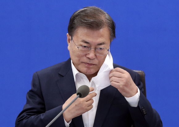 ‘부동산 부패 청산’을 위한 제7차 반부패정책협의회가 29일 청와대에서 열렸다. 문재인 대통령이 발언에 앞서 마스크를 벗고 있다. 2021. 3. 29 도준석 기자 pado@seoul.co.kr