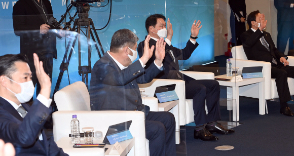 29일 서울 중구 상의회관에서 열린 ‘비대면 타운홀 미팅’에 참석한 최태원(왼쪽 세번째) 대한상의회장이 비대면 참석자들과 인사를 나누고 있다./ 2021. 3. 29 사진공동취재단