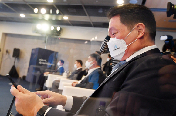 29일 서울 중구 상의회관에서 최태원 신임 대한상공회의소 회장의 취임식을 대신해 열린 ‘비대면 타운홀 미팅’에서 최태원 회장이 메시지 바스켓의 메시지를 열람하고 있다.2021. 3. 29 사진공동취재단