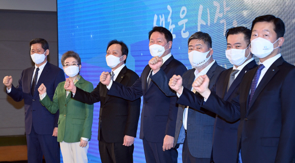 29일 서울 중구 상의회관에서 최태원 신임 대한상공회의소 회장의 취임식을 대신해 열린 ‘비대면 타운홀 미팅’에서 참석자들이 기념사진을 찍고 있다.왼쪽부터 유영숙 기후변화센터 이사장, 정몽윤 서울상의 부회장(현대해상 회장), 장인화 부산상의 회장, 최 회장, 김동명 한국노총 위원장, 이한주 서울상의 부회장(베스핀글로벌 대표), 우태희 상근부회장. 2021. 3. 29 사진공동취재단