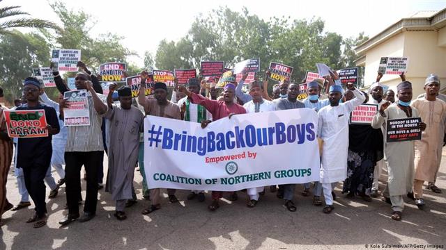 지난해 12월 11일 보코하람이 나이지리아 칸카라 국립과학중학교 학생 344명을 피랍하자 시민들이 ‘우리 청년들을 돌려 보내라’라고 쓴 플래카드를 펼쳐들고 시위를 벌이고 있다. 칸카라 AFP 연합뉴스