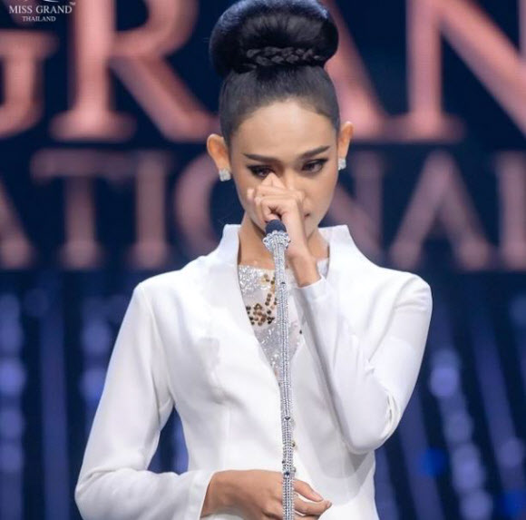 미얀마 군부가 어린이를 포함해 하루 동안 무려 114명의 목숨을 앗아간 지난 주말 미스 미얀마는 국제 미인대회 최종 심사에서 눈물로 도움을 호소했다.  29일 한 레이의 페이스북과 SNS 등에 공개된 동영상을 보면, 그는 27일 밤 태국 방콕에서 열린 미스 그랜드 인터내셔널 대회 연설 무대에 흰색 의상 차림으로 올랐다. 2021.3.29  인스타그램 @hann_may 캡쳐
