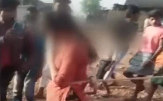 성폭행 당한 16살 소녀에 망신 주는 인도 주민과 가족