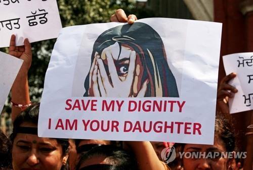2018년 4월 17일 유아 성폭행 사건에 항의해 시위에 나선 인도 시민. 로이터 연합뉴스