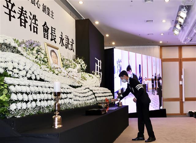 헌화하는 신동원 농심 부회장