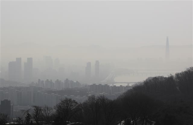 ‘오늘도 도심은 잿빛’