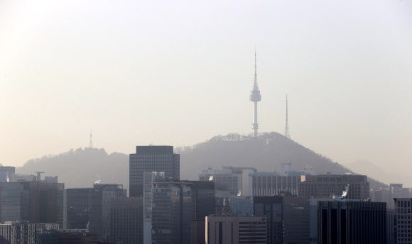 오늘도 뿌연 하늘