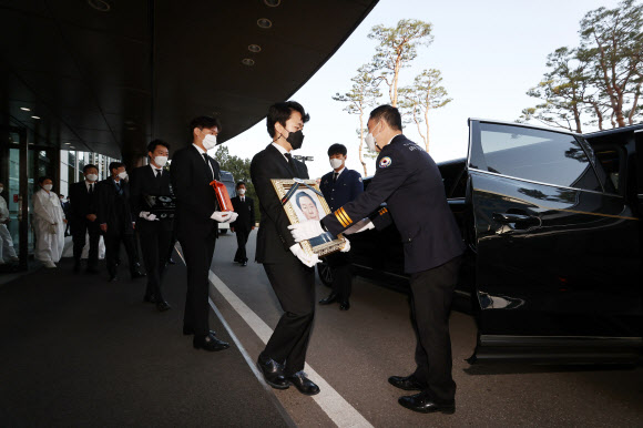 운구차로 향하는 고인 영정사진