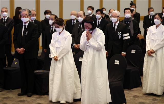 눈물 흘리는 신현주 부회장