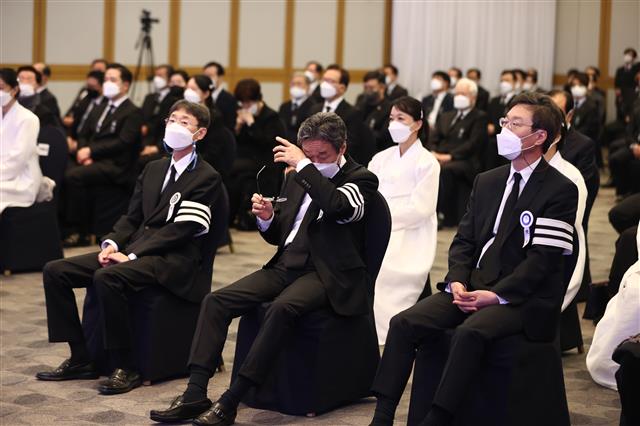 눈물 훔치는 신동윤 부회장