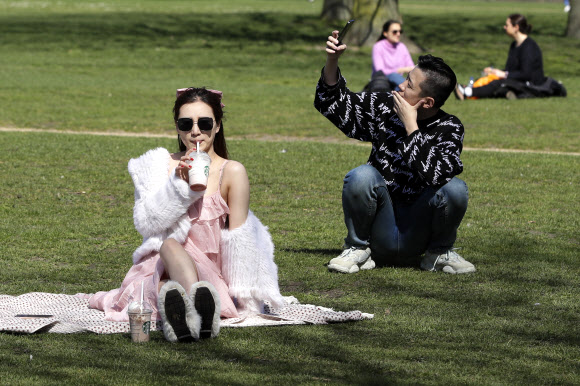 폐쇄 완화가 시작되면서 사람들이 29일(현지시간) 런던 하이드 파크에서 소풍을 즐기고 있다. 영국은 올해 초 코로나19 봉쇄를 크게 완화하기 시작했으며 가족과 친구들은 야외 공간에서 만날 수 있고 야외 스포츠가 다시 허용되고 있다. AP 연합뉴스