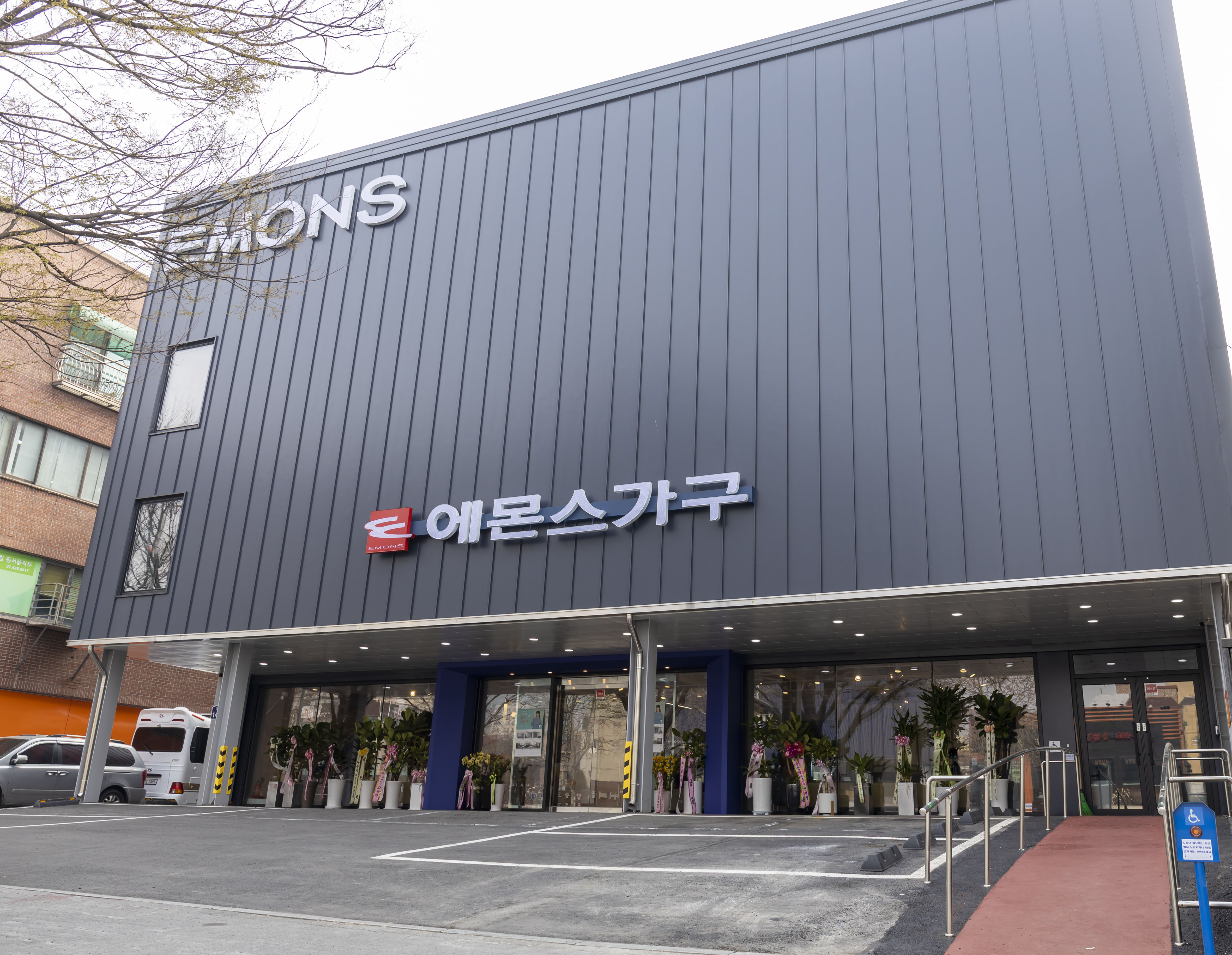 서울 강동구 둔촌동에 오픈한 에몬스가구 둔촌 전시장 전경. /사진제공=에몬스가구