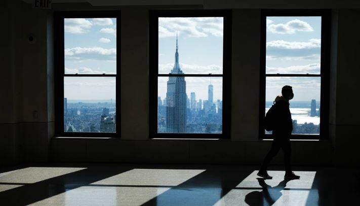 미국 뉴욕의 맨해튼이 코로나19 사태가 종식된 이후에도 사무실이 텅텅 비어 있을 수 있다는 우려가 커지고 있다. 사진은 비어있는 뉴욕 빌딩. 뉴욕 AFP 연합뉴스