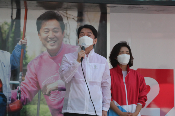 30일 오후 서울 영등포역 광장에서 열린 국민의힘 오세훈 서울시장 후보 집중유세장에서 국민의당 안철수 대표가 연단에 올라 연설하고 있다. 2021. 3. 30 국회사진기자단 2021. 3. 30 국회사진기자단