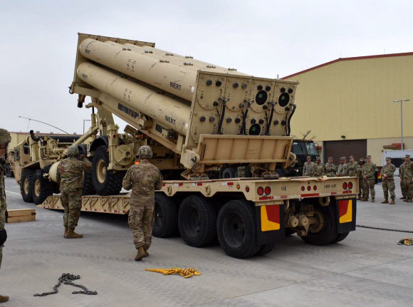 주한미군이 지난 2019년 4월 평택 미군기지(캠프 험프리스)에서 비활성화탄(inert)을 사드 발사대에 정착하는 훈련을 하는 모습. 서울신문DB