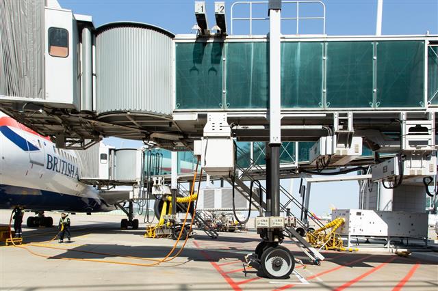 인천국제공항 계류장에 머물고 있는 항공기를 탑승교 아래 설치된 항공기 지상전원 공급장치(AC-GPS)와 선으로 연결해 전력을 공급하고 있는 모습. 인천국제공항공사 제공