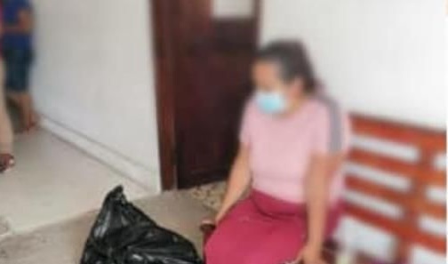 비닐봉투에 담긴 채로 시신 전달받은 유족. 멕시코 코아트사코알코스 실종자 가족 단체 ‘수색 중인 엄마들’ 페이스북