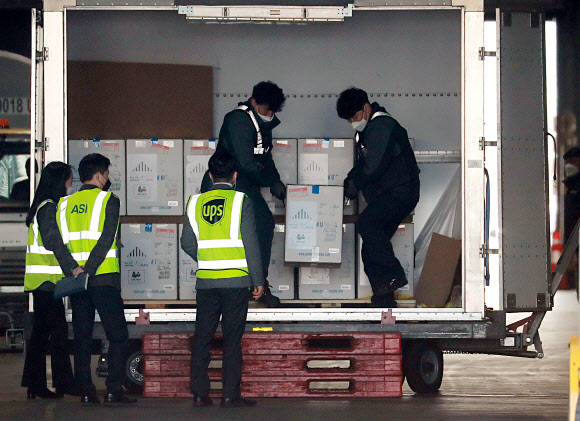 옮겨지는 화이자 백신 추가물량