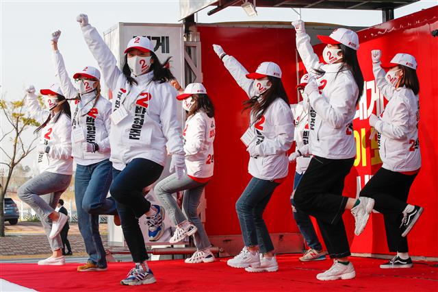 4.7재보궐 선거를 일주일 앞둔 31일 오전 부산 강서구 국제신도시에서 박형준 국민의힘 부산시장 후보 선거운동원들이 출근길 시민들을 향해 유세를 펼치고 있다. 2021.3.31/뉴스1