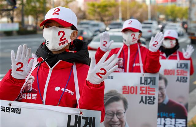 출근길 유세 펼치는 선거운동원들