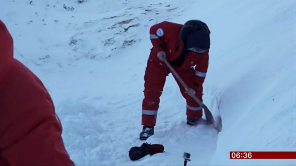 BBC 다큐멘터리 제작진, 남극에서 내린 결정. BBC 뉴스 방송 캡처