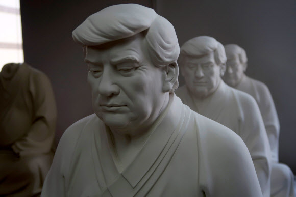 중국 디자이너 홍진시가 불교 명상 포즈를 한 도널드 트럼프 전 미국 대통령 모습의 조각상이  24일(현지시간) 중국 푸젠성 드와에서 열린 워크숍에서 보여지고 있다. 로이터 연합뉴스