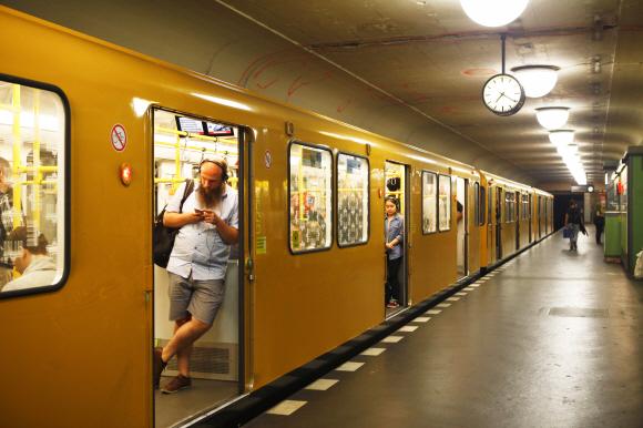 오래된 조명과 시계, 구식 모델의 지하철에서 베를린의 감성이 물씬 풍긴다.