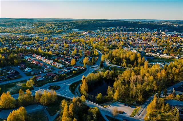 산림과학자들은 도시개발을 할 때 대형 녹지 한 곳보다는 여러 곳의 중소형 녹지를 조성하는 게 열섬현상 완화와 대기질 개선, 도시민 정신건강에 도움이 된다고 조언하고 있다. 사진은 스웨덴 북부 소도시의 모습. 언스플래시 제공