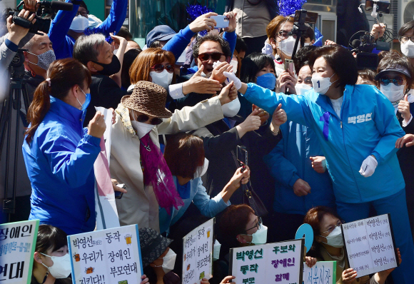 박영선 더불어민주당 서울시장 후보가 31일 서울 동작구 이수역 인근 태평백화점 앞에서 열린 집중유세에 앞서 시민들과 인사하고 있다. 2021. 3. 31 김명국 선임기자 daunso@seoul.co.kr